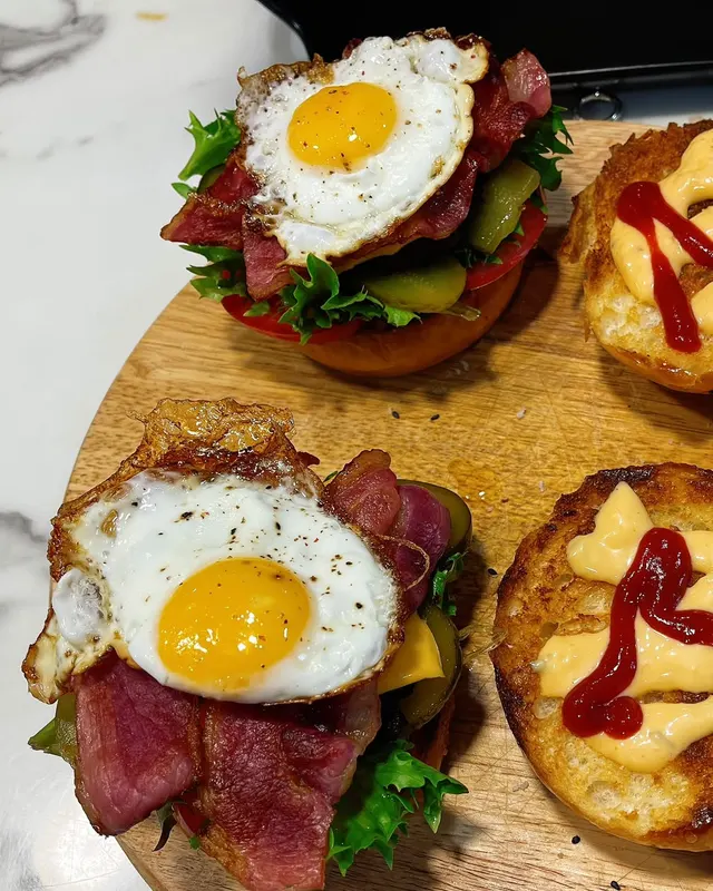 Burger trứng ốp, ảnh khách gửi Navahi