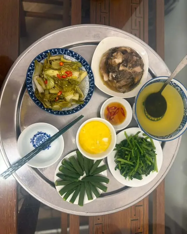 Mâm cơm nhà với trứng hấp, ảnh khách gửi Navahi