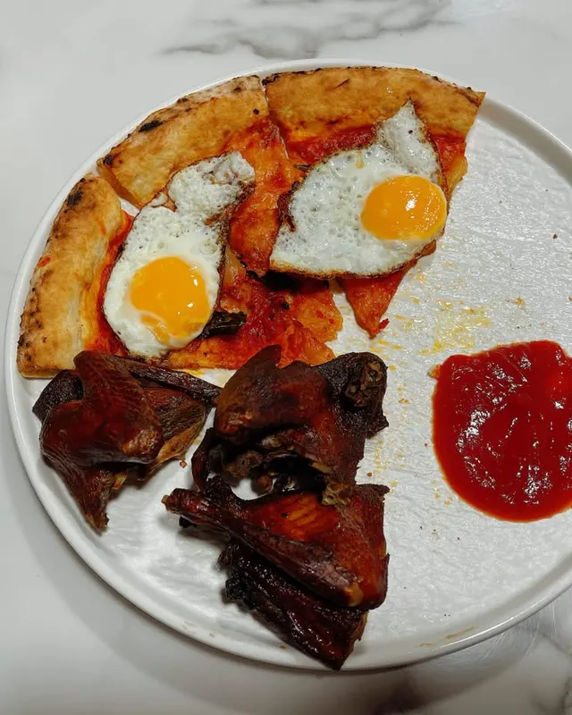 Pizza trứng ốp, ảnh khách gửi Navahi